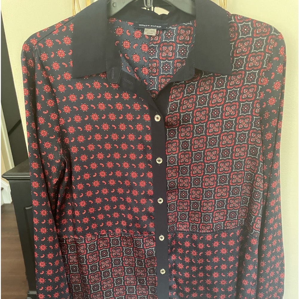 Tommy Hilfiger - EUC - size 6 - silky type feel- - rich looking blouse